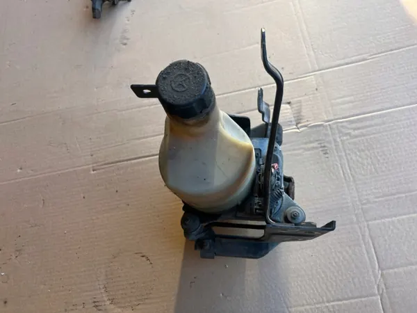 Volvo stuurbekrachtigingspomp OEM 5N513K514AD - Gebruikt image 3