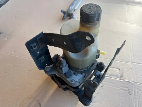 Volvo stuurbekrachtigingspomp OEM 5N513K514AD - Gebruikt image 4