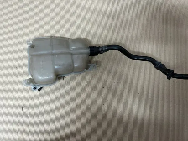 Mercedes A2475000049 laajennussäiliö - Käytetty OEM image 3