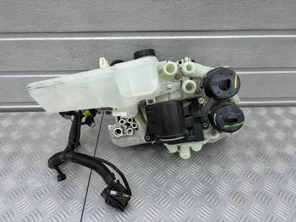 Pompe à eau Tesla OEM 1523003-00-B État utilisé image 2