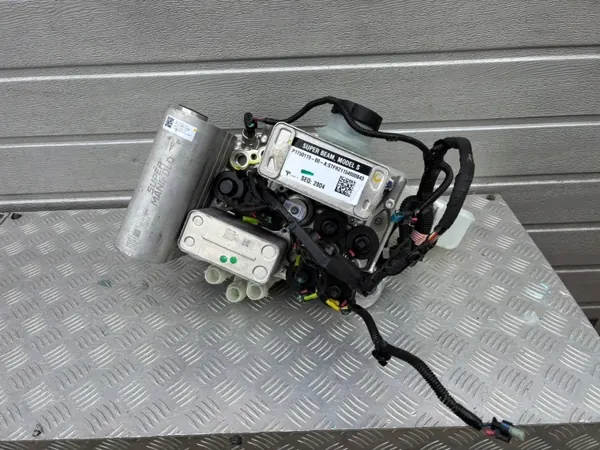 Pompe à eau Tesla OEM 1523003-00-B État utilisé image 3