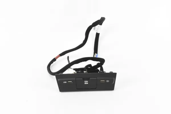 Panel Enchufe USB OEM 96125-Q0120 para Hyundai i20 image 2