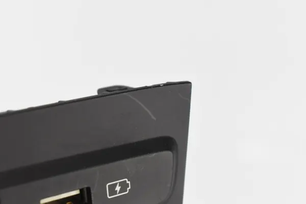 Panel Enchufe USB OEM 96125-Q0120 para Hyundai i20 image 10