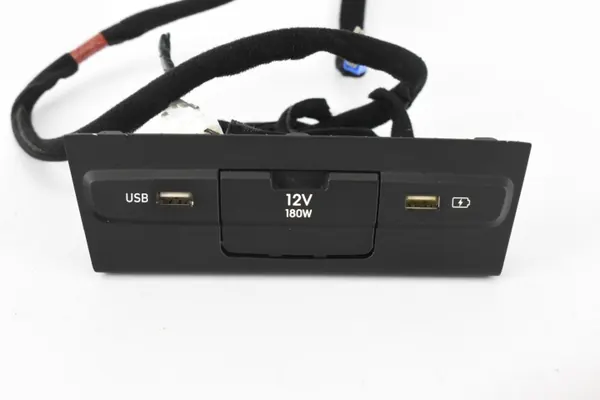 Panel Enchufe USB OEM 96125-Q0120 para Hyundai i20 image 3
