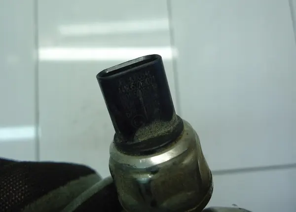 Capteur de rampe d'injection VW Audi Seat 2.0 TFSI 06L906054E image 3