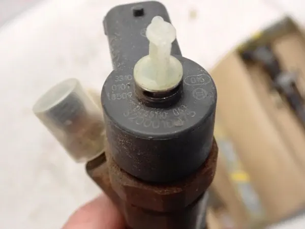 Inyector RENAULT 2.2 8200010075 image 5