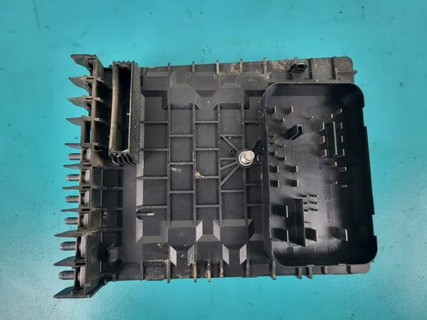 AUDI A3 8P 09 1.9 TDI Caixa de Fusíveis image 3