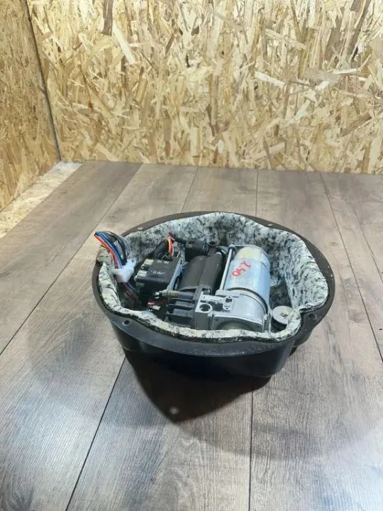 BMW X5 Front Air Suspension Compressor 1092349 image 3