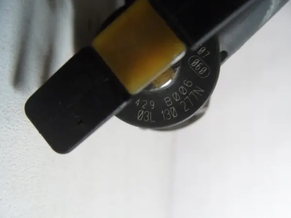 Iniettore carburante VW Passat B7 2.0 TDI USA 03L130277N image 2