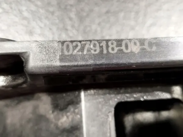 Tesla Kompressorhalterung OEM 1027918-00-C - Gebraucht image 4