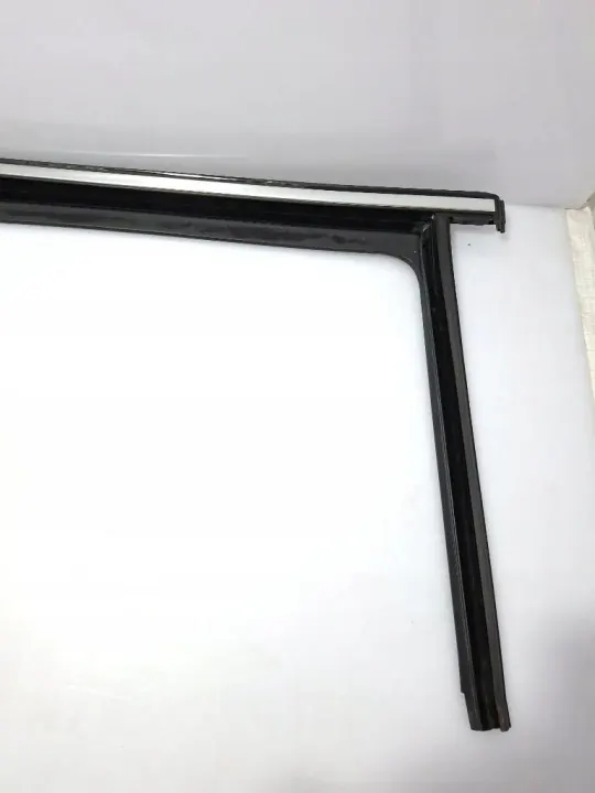 Junta ventana puerta trasera derecha OEM 7N0843344 - Usado image 3