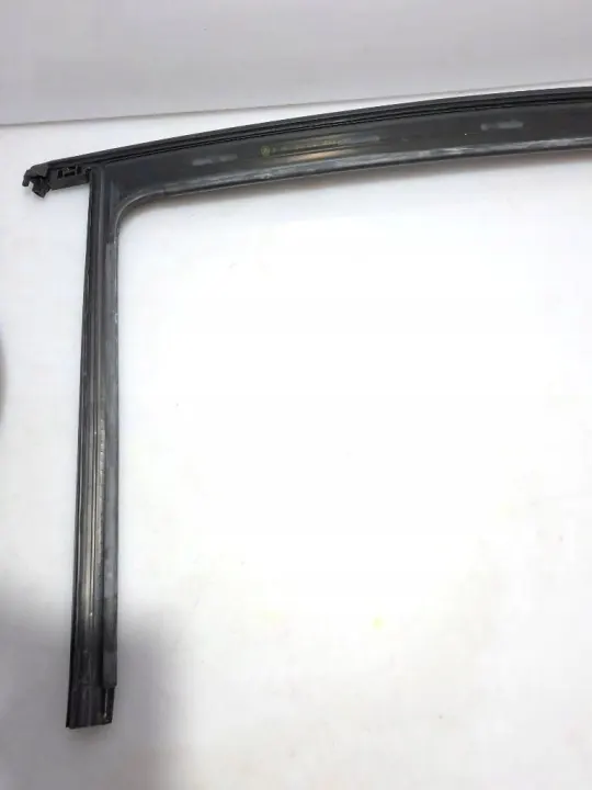 Junta ventana puerta trasera derecha OEM 7N0843344 - Usado image 9