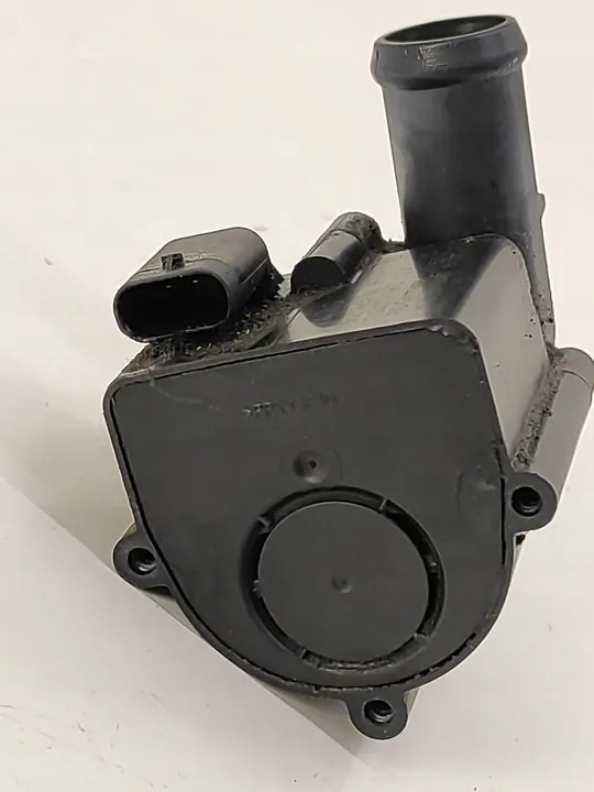 Vattencirkulationspump Volkswagen Golf VII 2014 image 3