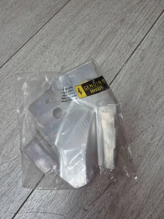 Ferrari 458 vasen etulokasuoja OEM 81288800 image 3