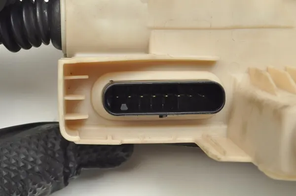 VOLVO XC90 Linke Hintertürschloss 32131412 image 5