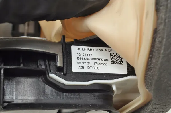 VOLVO XC90 Linke Hintertürschloss 32131412 image 6