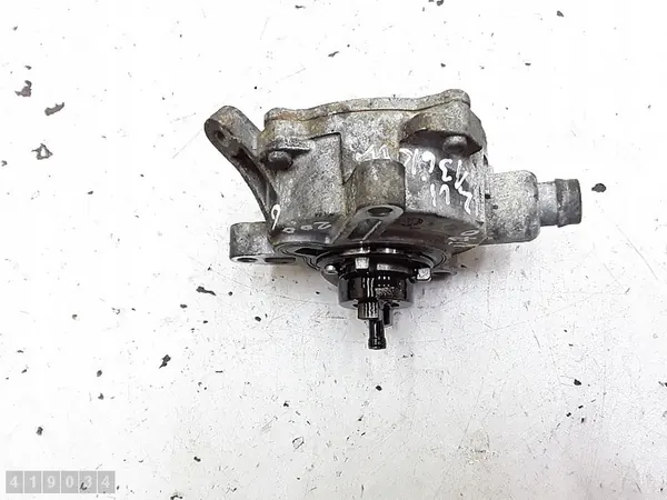 Vakuumbromspump Volvo V70 2006 2400td 136kw OEM 30731825 image 3