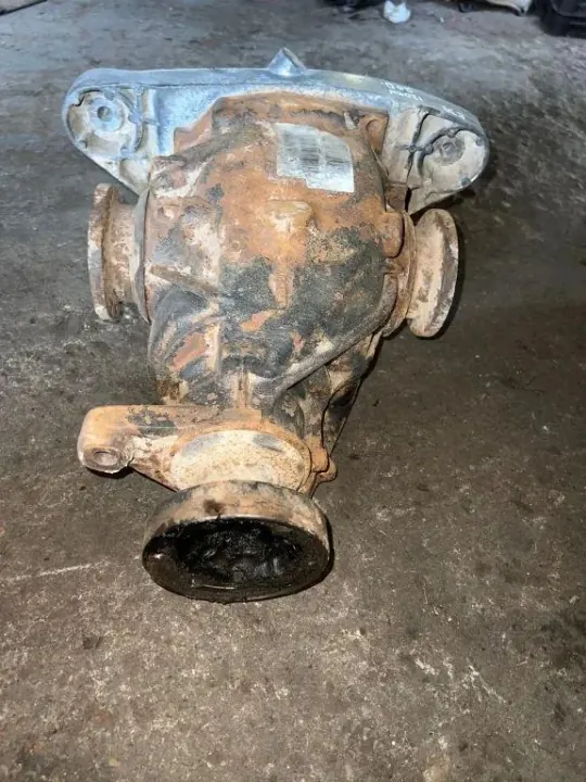 BMW E39 Bakaxelns differential OEM 7502528 - Utväxling 2.35 image 4
