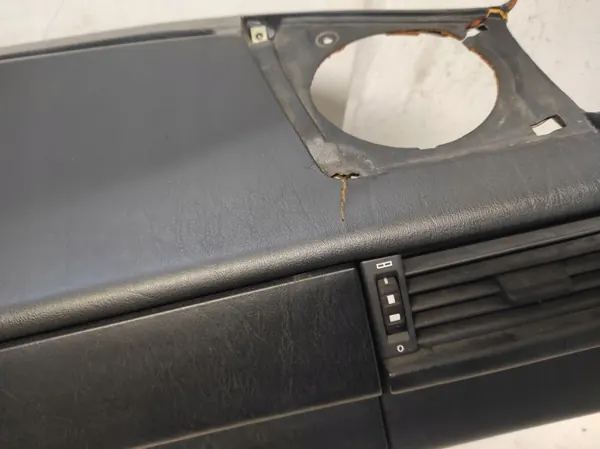 Mercedes W124 E 4MATIC Instrumentbrädskonsol OEM image 4