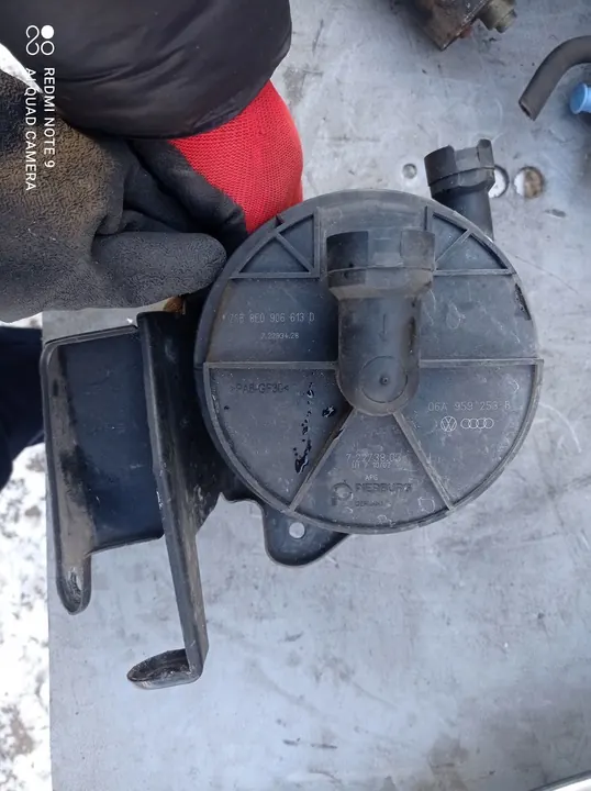 Bomba de aire Audi A4 B6 2.4 V6 8E0906613D image 3