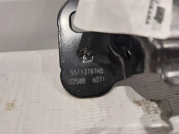 Motorhuvudslås Dodge Charger 2011- OEM image 3