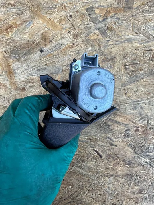 Volkswagen Touareg II Baklucka Lås OE 7P0827505K image 4