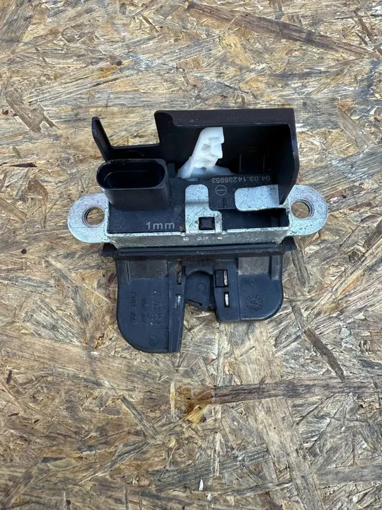 Volkswagen Touareg II Baklucka Lås OE 7P0827505K image 5