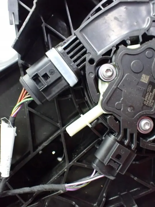 Réservoir AdBlue Pompe OEM 5Q0131969G image 10