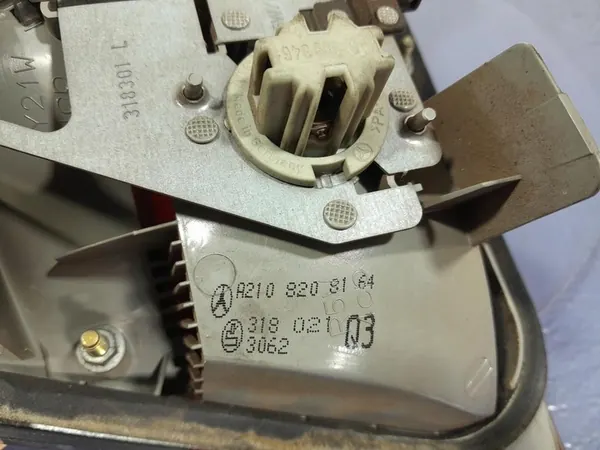 Linker Achterlicht Mercedes E W210 Lift Sedan A2108208164 image 7