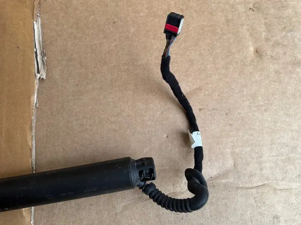 Elektrisk Baklucka Aktuator Höger Skoda Karoq OEM 57A827852A image 2