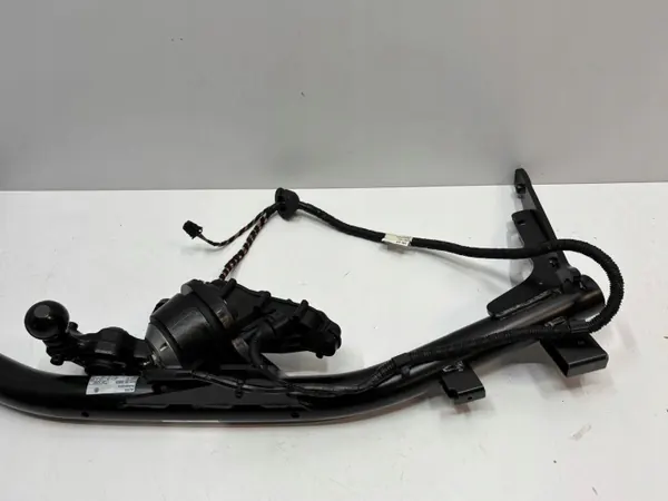 Crochet de remorquage VW Golf VIII OEM 5H9803881E - Occasion image 3