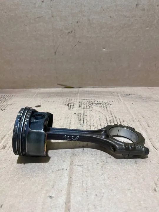 Pistón de motor usado OEM AWJ1394 para VW Golf VI image 2