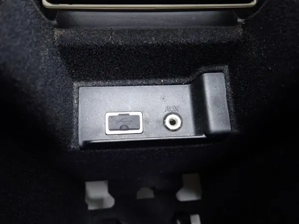 OEM 30755596 30755732 Volvo S60 II Accoudoir USB image 7