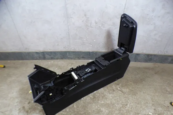 Renault Megane IV Mittelkonsole Armlehne OEM 969109180R image 4