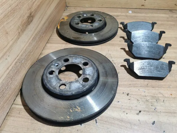 Satz Bremscheiben & Beläge Vorne OEM 1J0 - Gebraucht image 3
