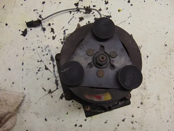 Compresseur de climatisation Mitsubishi Grandis 2.4 MR958135 image 3