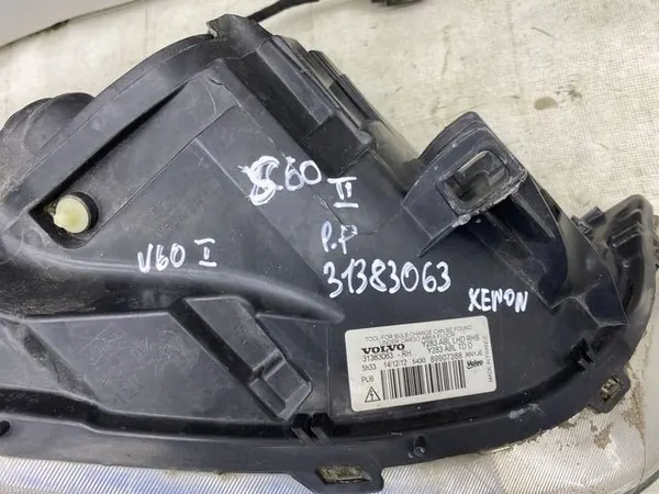 VOLVO S60 II Oikea Etu Xenon-Valo 31383063 image 3