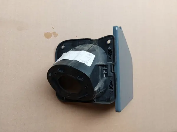 Tapa AdBlue Renault Master OEM 765M65718R - Usado image 3