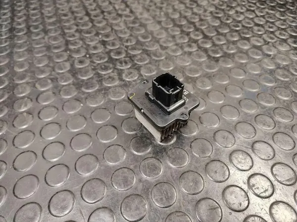 Relais de ventilateur de chauffage PEUGEOT 4008 2.2L Diesel 022A8J image 1