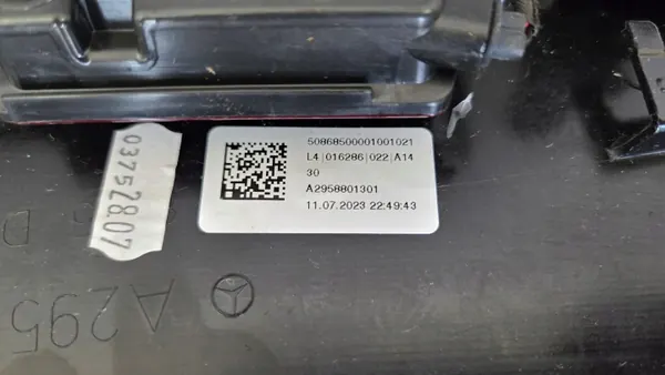 Mercedes EQE bakluckelyslist OEM 2959069900 image 5
