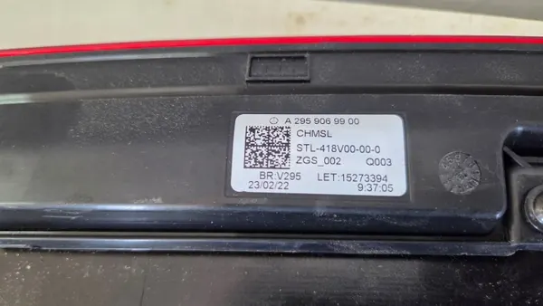 Mercedes EQE bakluckelyslist OEM 2959069900 image 6