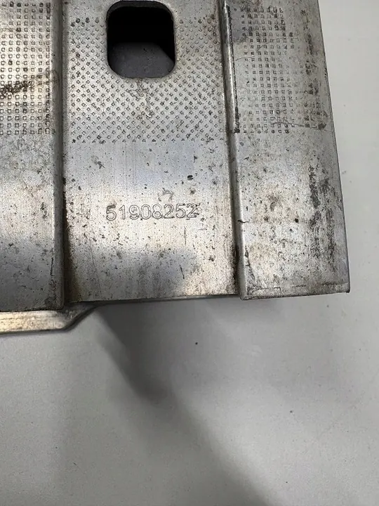 Viga de para-choque dianteiro Fiat 500 OEM 51908252 image 4