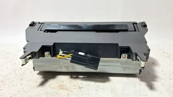 Lexus IS 200-300 instrumentbräda askfat OEM 3741560200 image 5