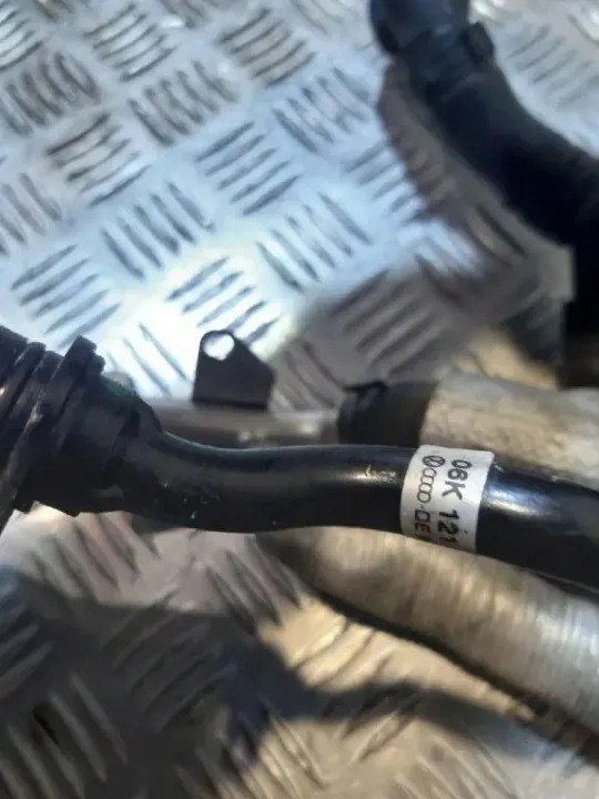 Conducto de aceite turbo OEM 06K121065R - Audi OE usado image 4