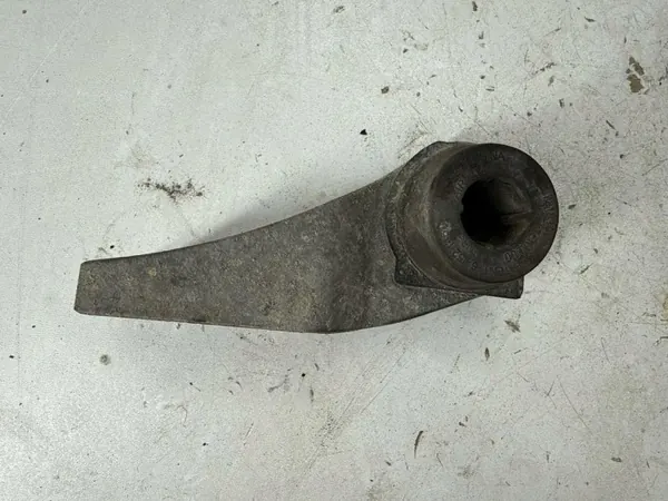 Soporte escape derecho Jeep Cherokee OEM 68141918AA image 2
