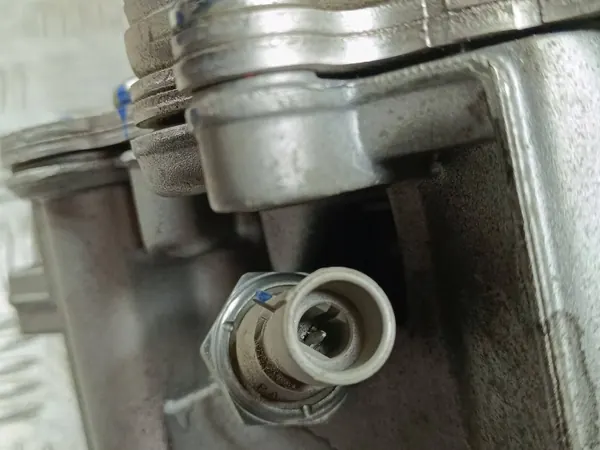 Refroidisseur d'huile moteur Jaguar OEM 00055273044 - Occasion image 6