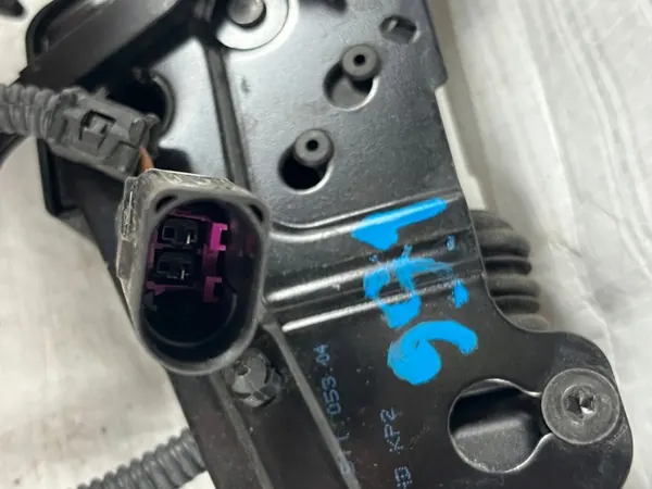 Porsche 911 991 Motorkapslot Actuator OEM 99151105304 image 3