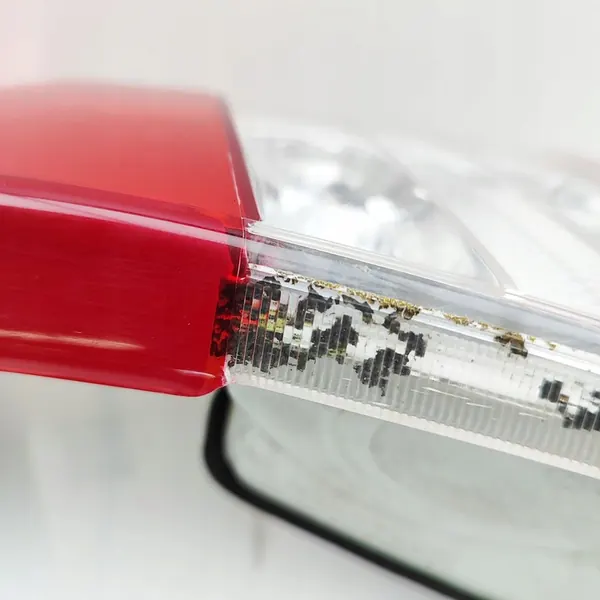 Volvo V70 2010 Luz trasera derecha del maletero image 5