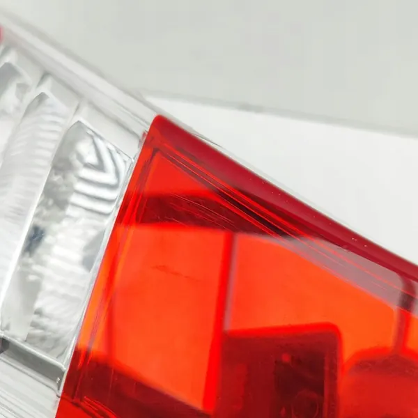 Volvo V70 2010 Luz trasera derecha del maletero image 6