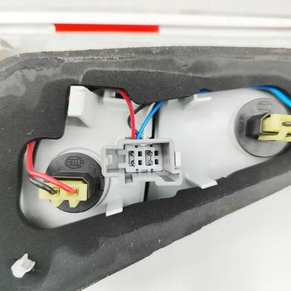 Volvo V70 2010 Luz trasera derecha del maletero image 8